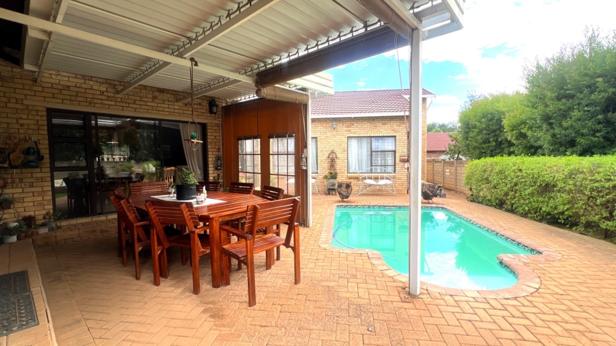 4 Bedroom Property for Sale in Langenhovenpark Free State